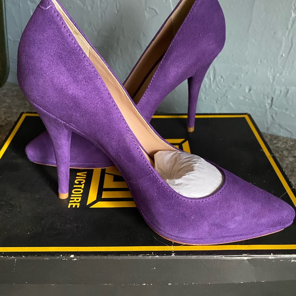 Pour La Victoire Dania Heels Pumps purple Suede Leather Shoes size 5.5 NIB